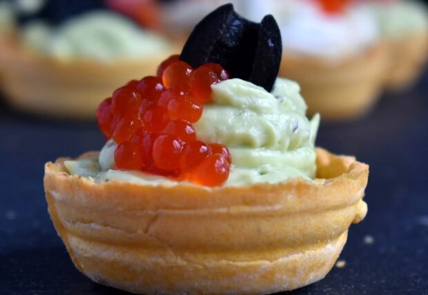 Тарталетка с красной икрой, фото из свободных источников