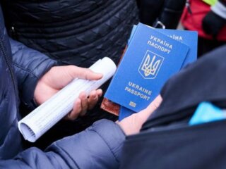 Український паспорт, фото із вільних джерел