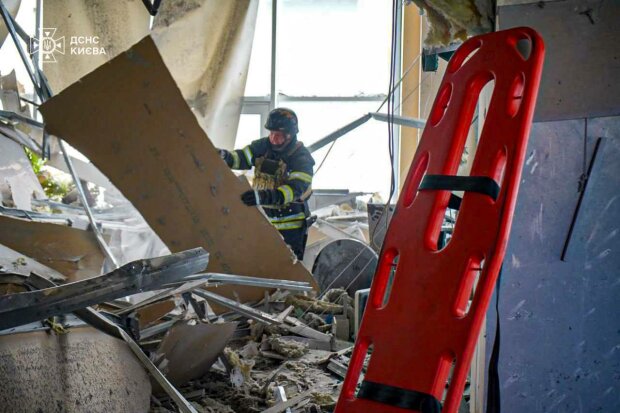 Результат российской атаки на Киев, фото: ГСЧС