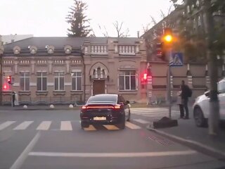Дорогие авто депутатов, кадр из видео