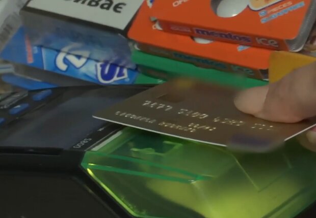 Банківська картка, термінал, фото: uafinance.net