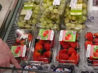 Ягоды, клубника, виноград, кадр из видео