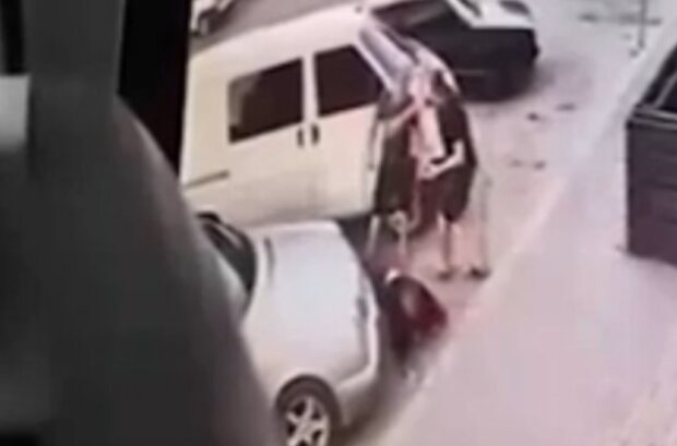 Парни побили мужчину из-за замечания, кадр из видео