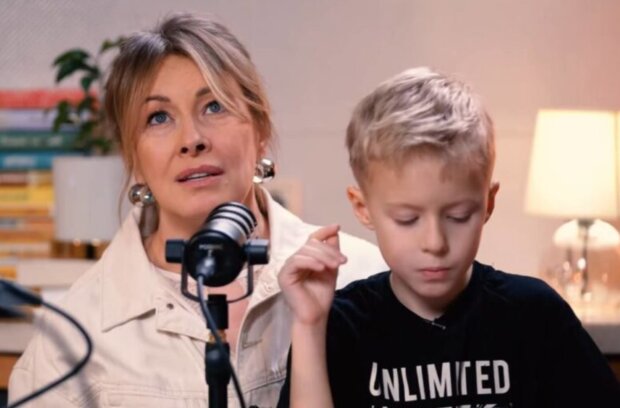 Олена Кравець з сином, кадр із відео