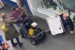 Чоловік збив хлопця через випічку, кадр із відео
