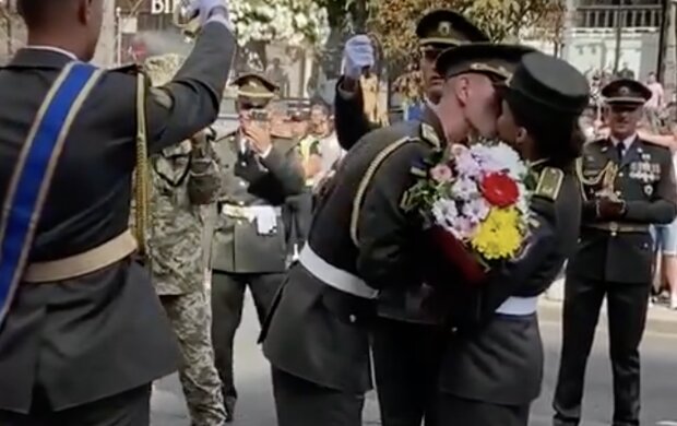 Вона сказала " так!": Киян вразила пропозиція військового коханій колезі під час параду 