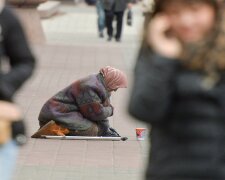 За чертой бедности: 43,1% украинцев могут позволить себе только еду