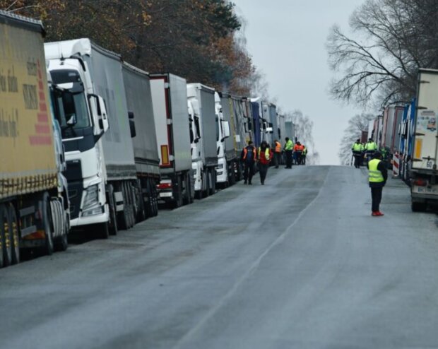Вантажівки на кордоні, фото з вільних джерел