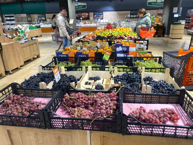 Супермаркет, фрукти, виноград, фото: uafinance.net