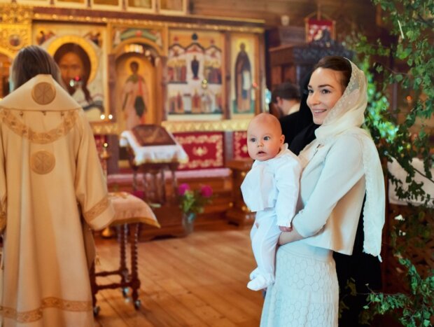 Крещение ребенка, церковь, изображение из свободных источников