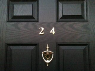 Номер квартири, фото із вільних джерел