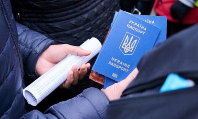 Український паспорт, фото із вільних джерел