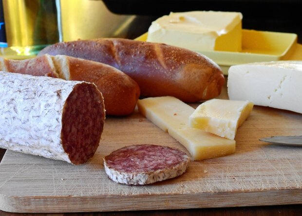 Ковбаса та сир, фото з вільних джерел