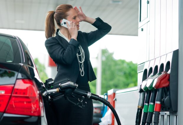 Пристегнитесь, дорожаем: бензин и дизельное топливо поднимаются в цене