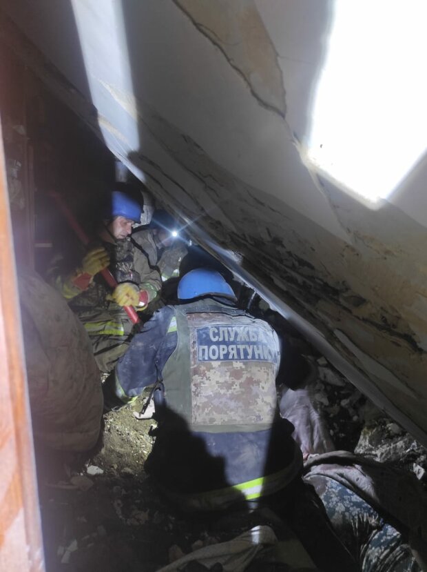 Разбор завалов после вражеской атаки в Торецке