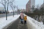 Зима, сніг, мати з дитиною, фото: uafinance.net