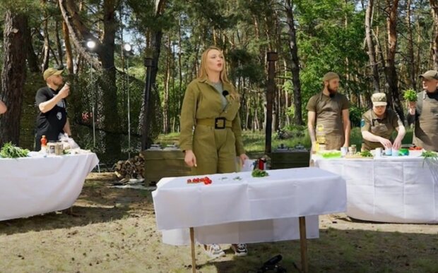 Оля Полякова з військовими, кадр з відео