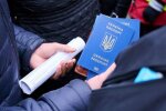 Украинский паспорт, фото из свободных источников