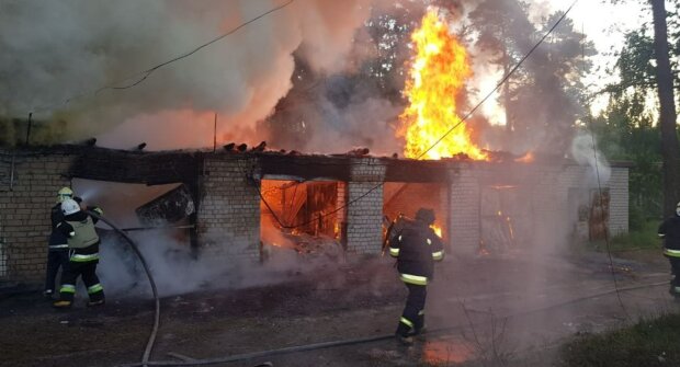 Пожар из-за обстрела в Харьковской области