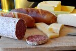 Ковбаса та сир, фото з вільних джерел