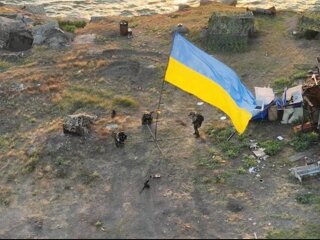 Флаг Украины на острове Змеиный, кадр из видео