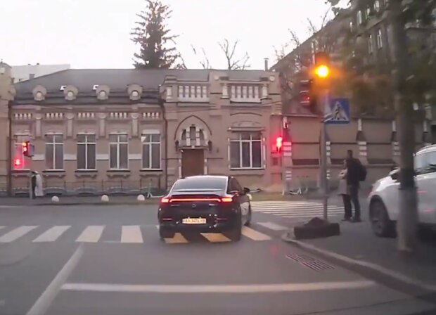 Дорогие авто депутатов, кадр из видео