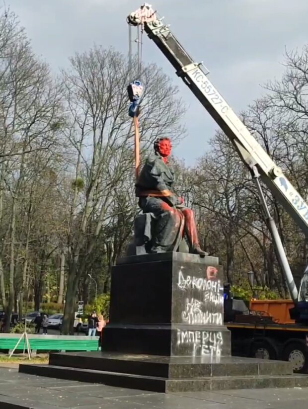 Знесення пам'ятника Пушкіну, кадр з відео