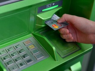 Банкомат ПриватБанка, фото из свободных источников