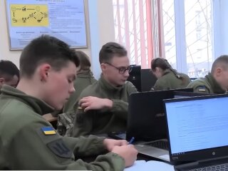 Студенти, військові, фото: uafinance