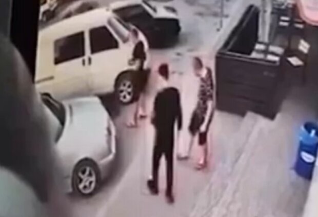 Парни побили мужчину из-за замечания, кадр из видео