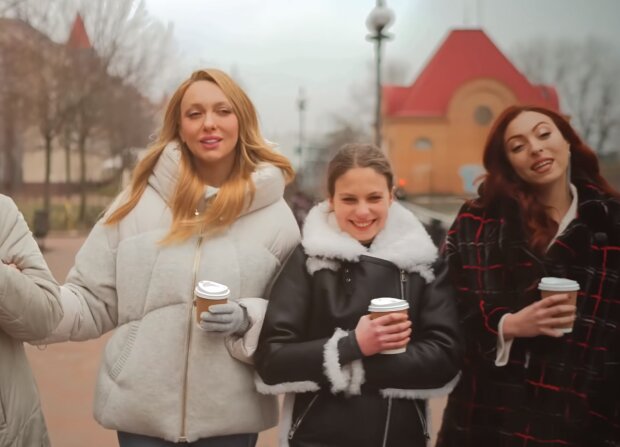 Оля Полякова с дочерьми, кадр из видео