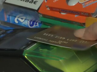 Банковская карта, терминал, фото: uafinance.net