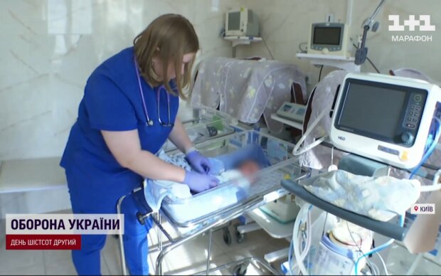 Младенец, которого оставили в "окне жизни", кадр из видео