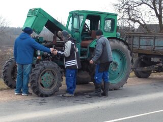 Трактор, кадр з відео