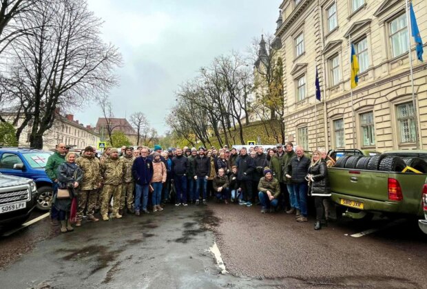 Волонтери та військовослужбовці ЗСУ під передачі позашляховиків. Фото Львівська ОВА