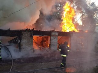 Пожежа через обстріл в Харківській області