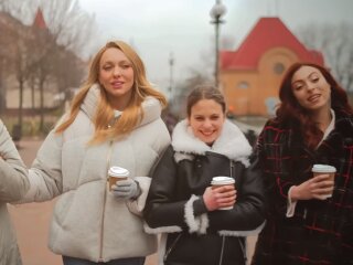 Оля Полякова с дочерьми, кадр из видео