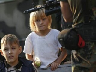 Діти на окупованих територіях та росіяни, фото з вільних джерел