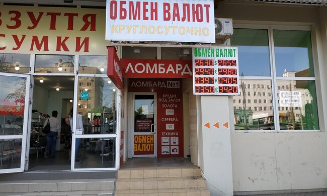 Курс валют на 21 липня: долар рветься догори, фунт стерлінгів незворушний