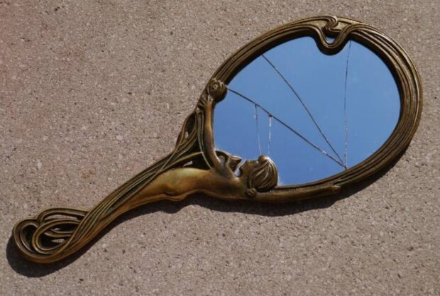 Розбите дзеркало, зображення з вільних джерел