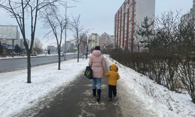 Зима, сніг, мати з дитиною, фото: uafinance.net