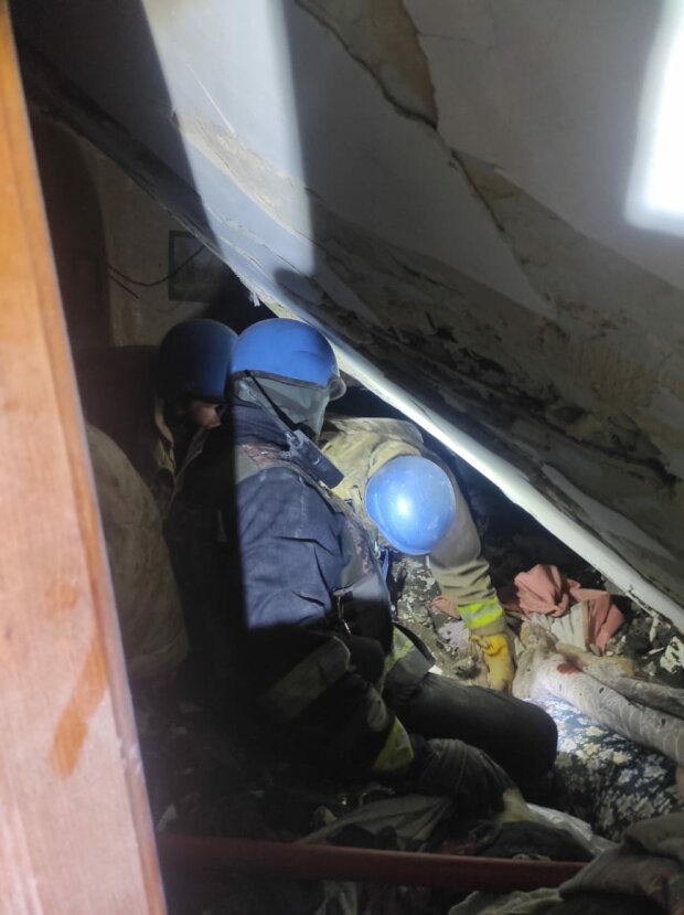 Разбор завалов после вражеской атаки в Торецке