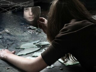 Разбитое зеркало, изображение из свободных источников