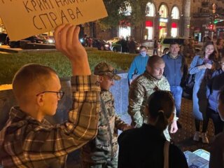 Псевдоволонтери на Майдані, кадр з відео