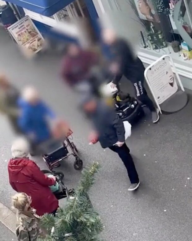 Мужчина сбил парня из-за выпечки, кадр из видео