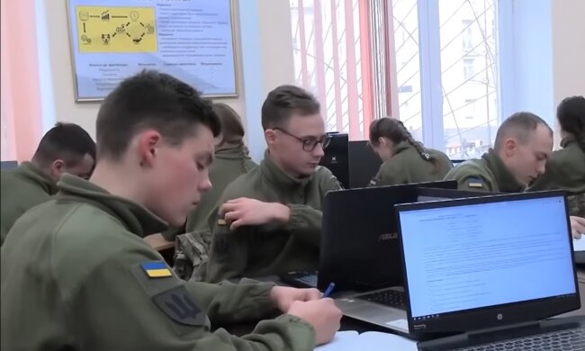 Студенти, військові, фото: uafinance