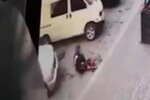 Парни побили мужчину из-за замечания, кадр из видео