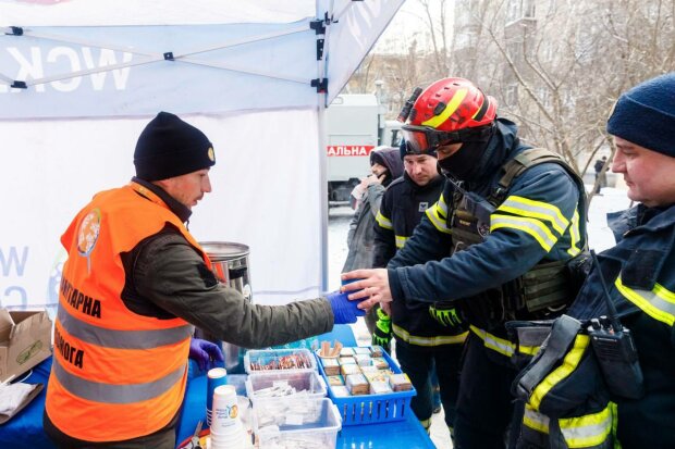 Волонтеры на месте обстрела, фото: Харьковская ОВА