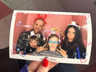 Миша Кацурин с детьми и Надей Дорофеевой, фото из соцсетей