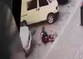 Парни побили мужчину из-за замечания, кадр из видео
